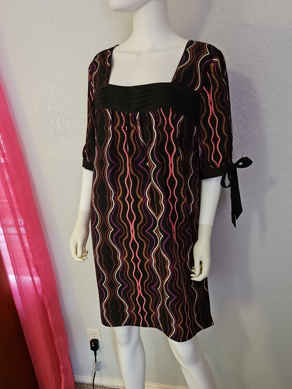 ELLE Retro Wavy Mod Multicolor Shift Dress - Picture 4 of 12